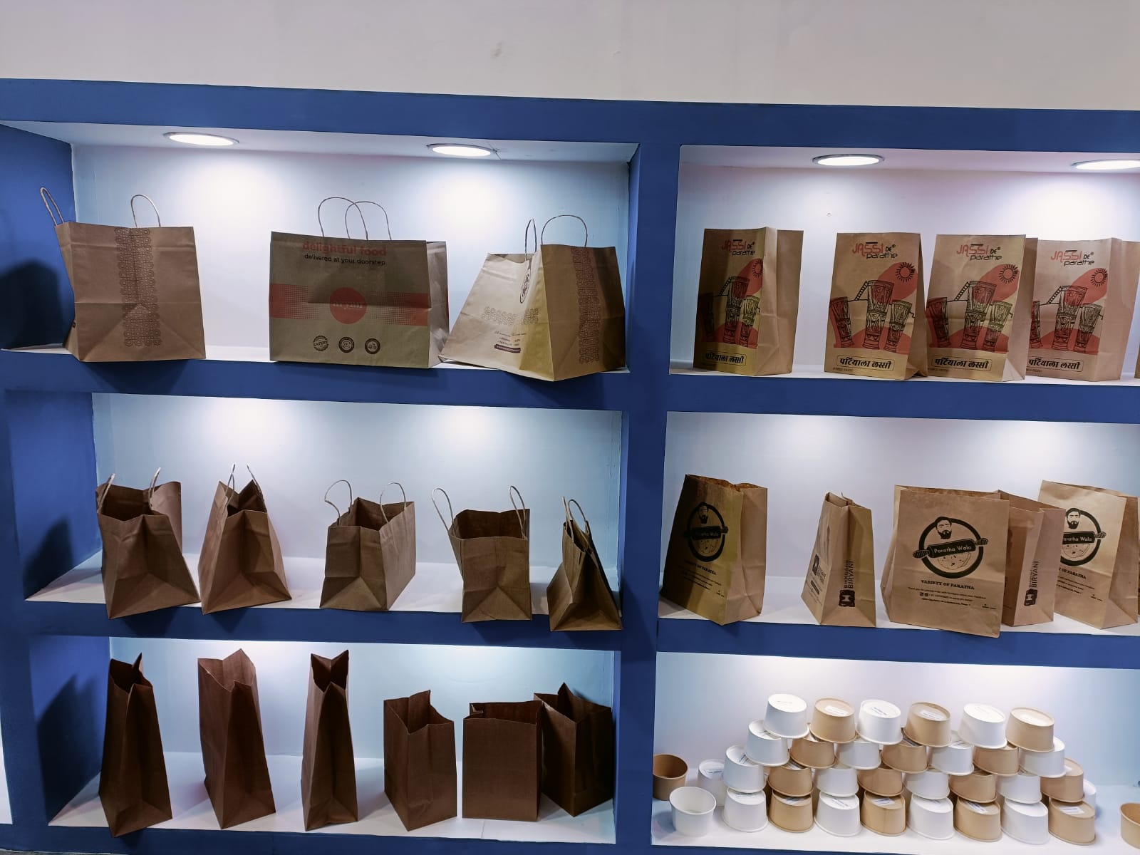 Paper boat trays for street food and snacks vendors